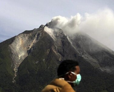 Realizan evacuación en Indonesia por erupción del volcán Sinabung