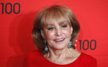 Hospitalizan a Barbara Walters tras una caída
