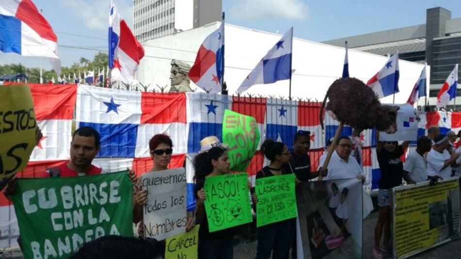 Ciudadanos colocan en la Asamblea pancartas en rechazo a la corrupción