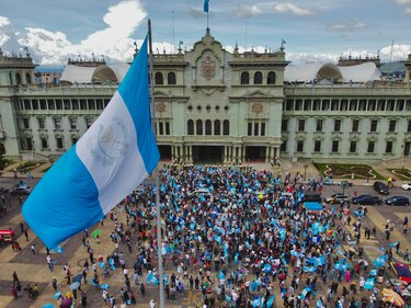 Guatemaltecos protestan en contra de ‘golpe de Estado’ denunciado por presidente electo