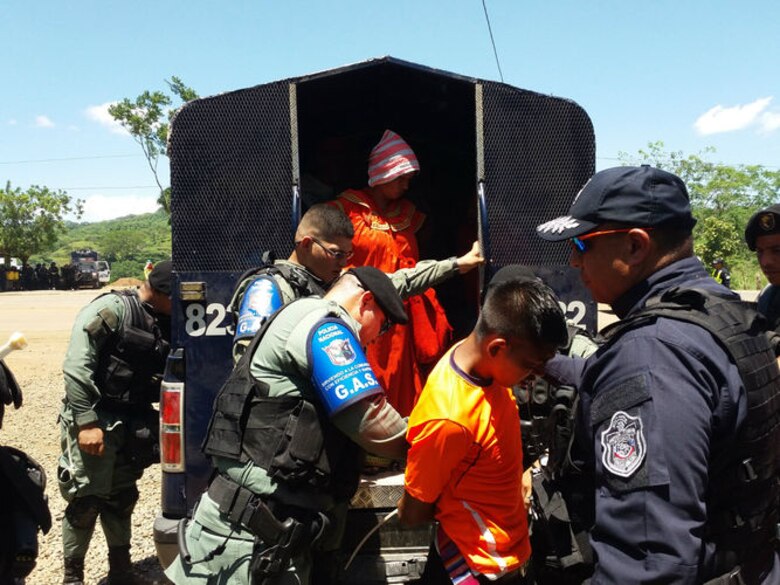 Se rompe el diálogo en Barro Blanco; policía despeja la Interamericana y detiene a 20 personas