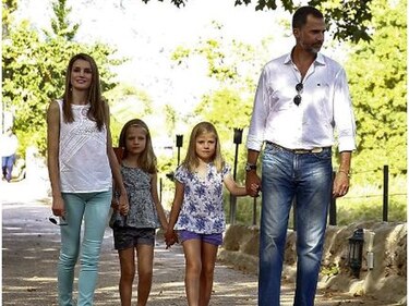 La heredera del trono español recibe la comunión acompañada de su familia