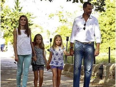 La heredera del trono español recibe la comunión acompañada de su familia