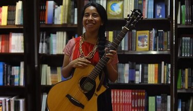 Sara Curruchich, la cantautora maya presenta su primer álbum