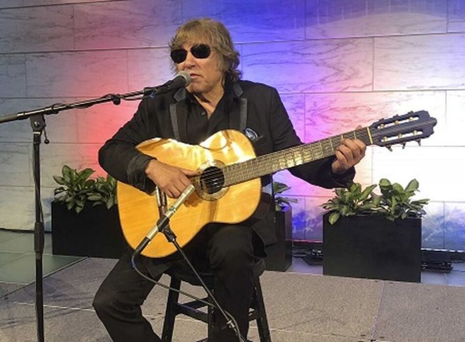 José Feliciano dona guitarra a Museo Nacional de Historia
