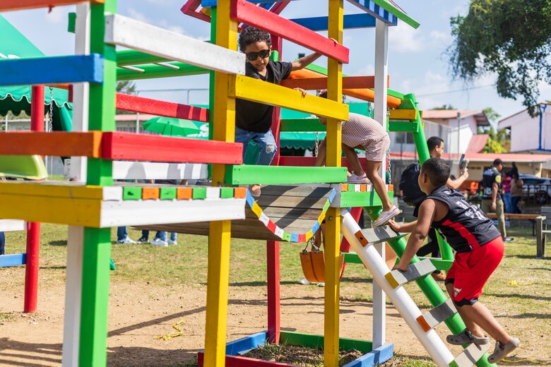 Banesco Panamá presenta en Vista Alegre su segundo Parque de Amor, hecho 100% con descartes plásticos