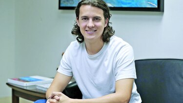 Tres sombreros para Simón Tejeira