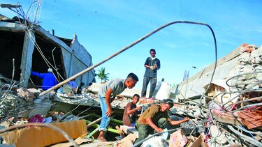 Empieza a llegar ayuda a Indonesia por el sismo