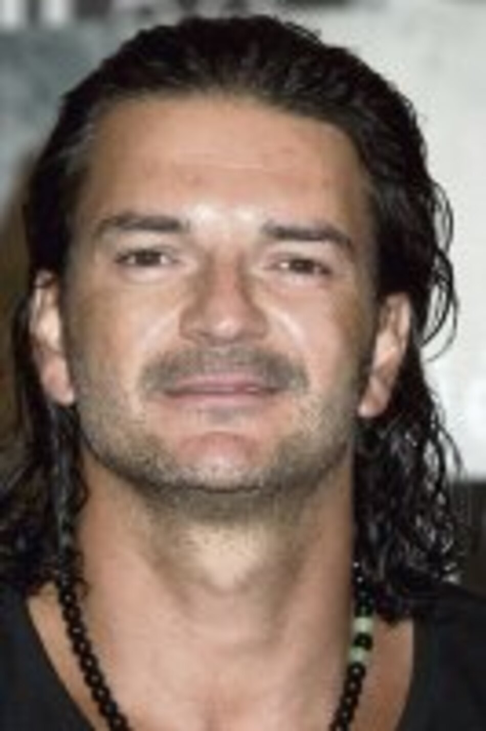 Arjona de nuevo le canta al amor