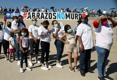 Familias migrantes se abrazan de nuevo en la frontera México-Estados Unidos cerrada por la pandemia