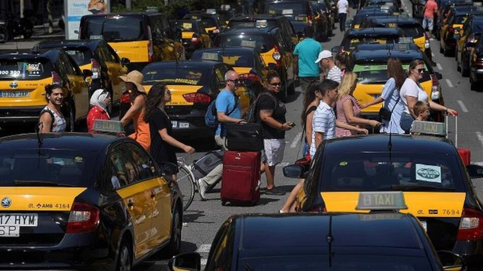 En Barcelona los taxistas están en huelga contra Uber y Cabify