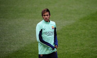 Neymar es baja por una gastroenteritis; Xavi entra en la convocatoria