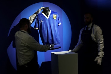 Mítica camiseta de Maradona fue vendida por casi 9.3 millones de dólares, un récord absoluto