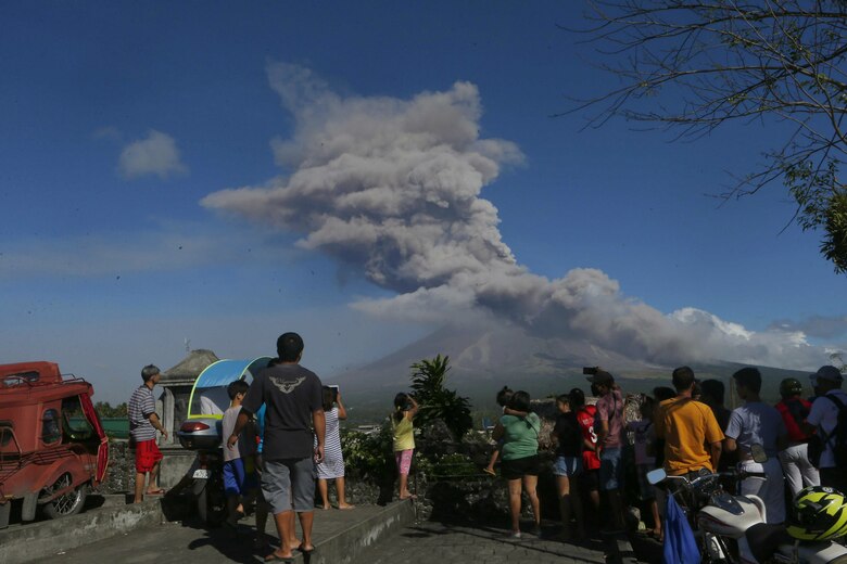 Volcán en Filipinas emite ríos de lava y columnas de cenizas