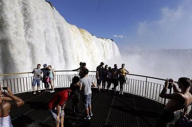 Las cataratas de Iguazú encantan a millones de visitantes
