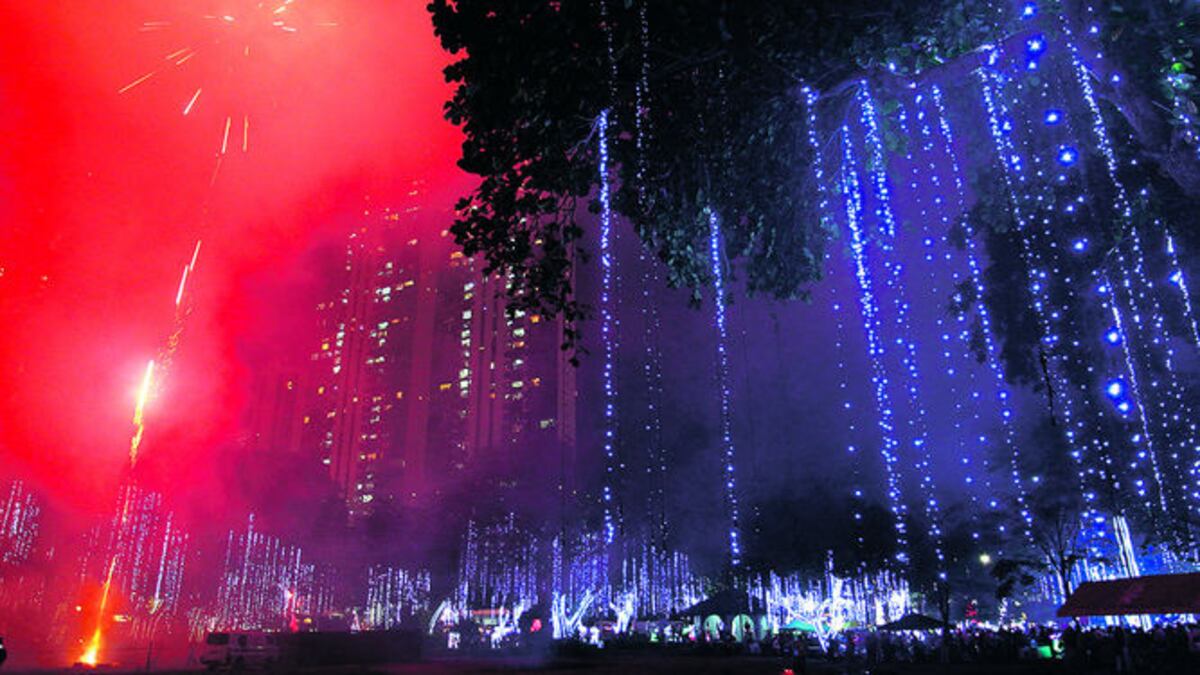 El encendido de las luces fue complementado por los destellos en el cielo de los fuegos artificiales. LA PRENSA\Gabriel Rodríguez
