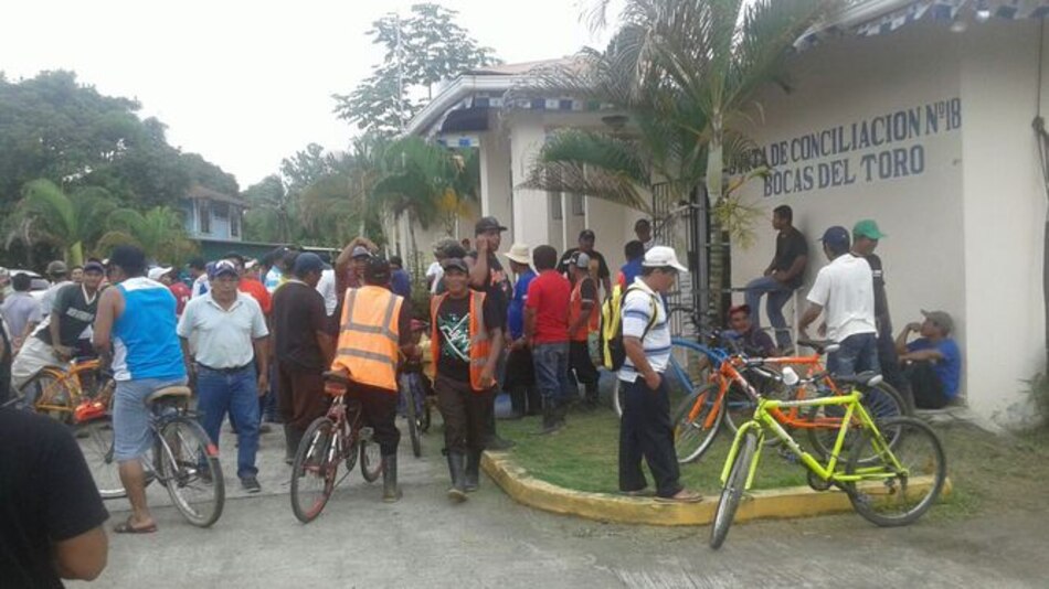 Obreros bananeros impidieron la salida de funcionarios