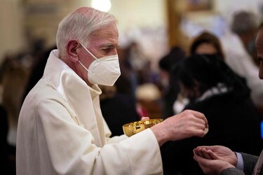 La misa del papa en Bagdad, entre ululeos y mascarillas