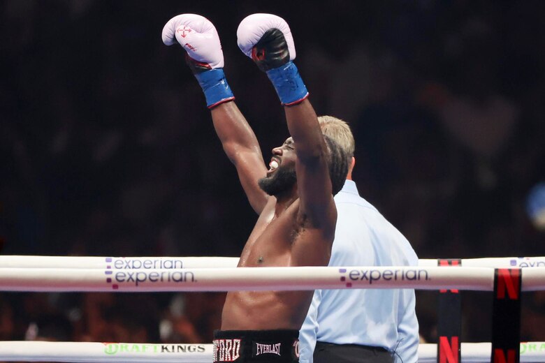 Crawford derrota al ‘Canelo’ Álvarez por decisión unánime y le arrebata sus títulos mundiales