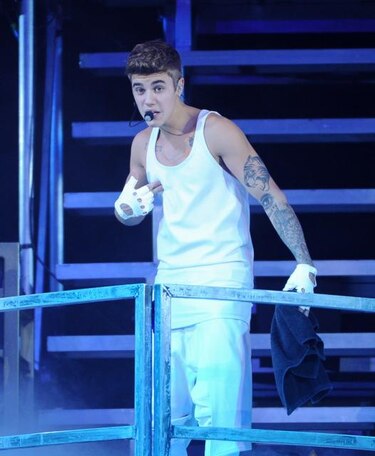 Bieber ofrece actuación deslucida, luce aburrido
