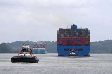 Más barcos cruzan el Canal de Panamá, mientras que reportan subastas por $4 millones