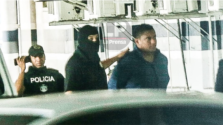 Budy Attie y Luis Oliva llegan custodiados y esposados a la DIJ