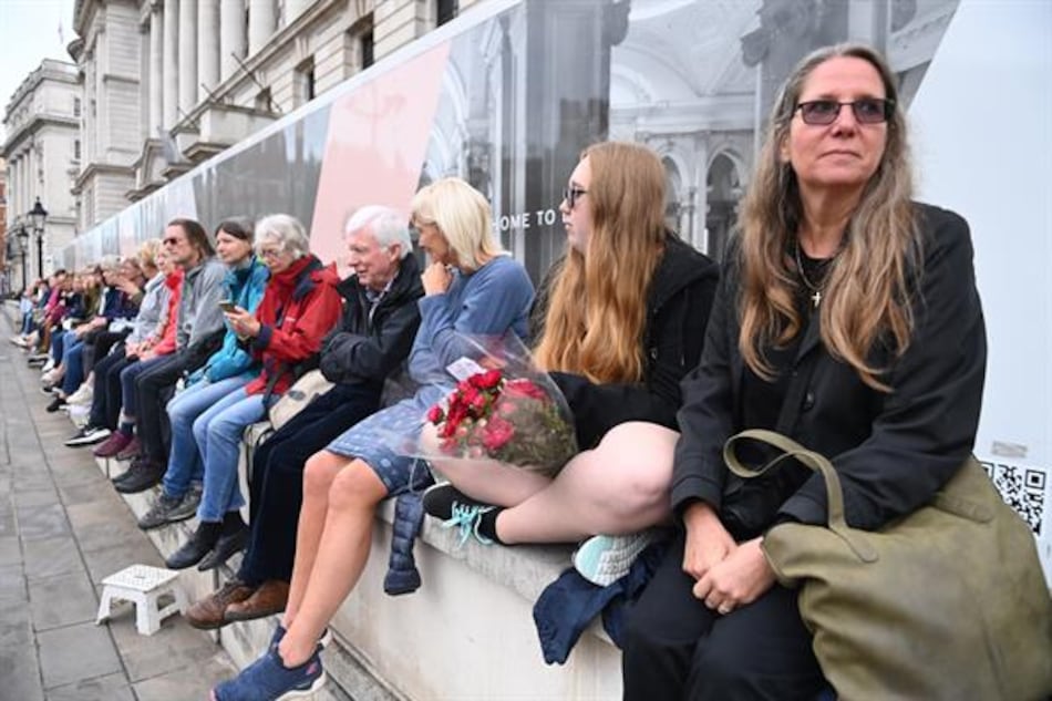 Miles de personas hacen fila en Londres para la capilla ardiente de Isabel II