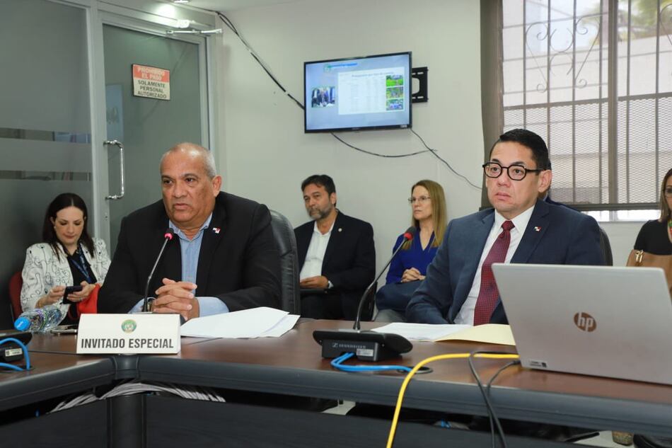 Miambiente solicita $1.1 millones para contratar más personal fijo en el 2024