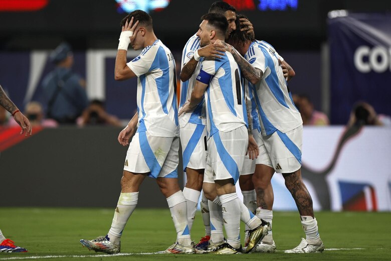 Julián Álvarez y Lionel Messi inscriben a Argentina en la final de la Copa América