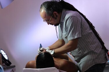 Se ofrecen tatuajes de pezón y areola a sobrevivientes de cáncer de mama