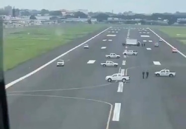 Ocupan pista en aeropuerto de Ecuador para impedir el aterrizaje de un avión de Iberia