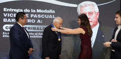 APEDE reconoce a César Tribaldos por su trayectoria y defensa de la democracia