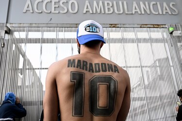Maradona evoluciona de la cirugía y Messi le manda ‘toda la fuerza del mundo’