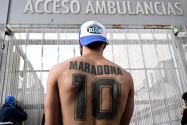Maradona evoluciona de la cirugía y Messi le manda ‘toda la fuerza del mundo’