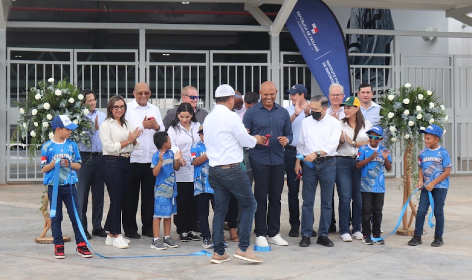 Mariano Rivera celebra la apertura del nuevo estadio que lleva su nombre
