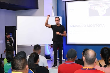 Carlos Navarro Montoya capacita a entrenadores de categorías menores en Panamá