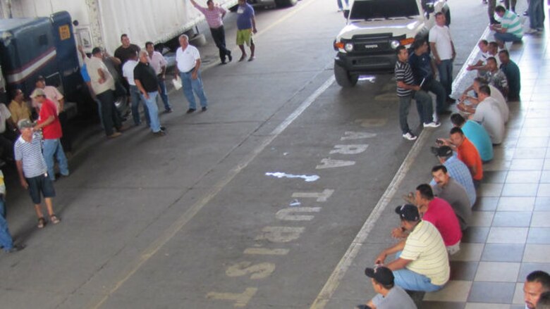 Paralizan transporte de carga en la frontera con Costa Rica