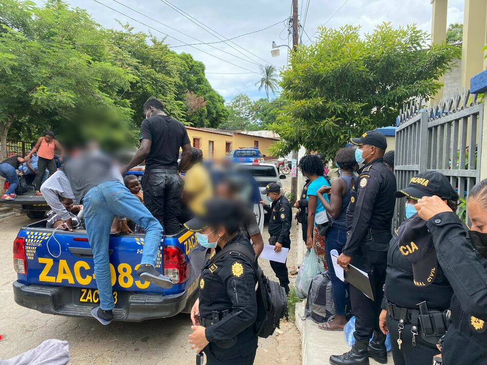 Abandonan en Guatemala a 75 migrantes caribeños que eran trasladados en Uber