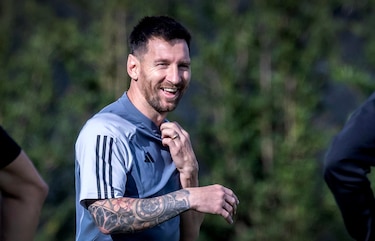Cientos de mexicanos ovacionan a Messi a su llegada a Monterrey