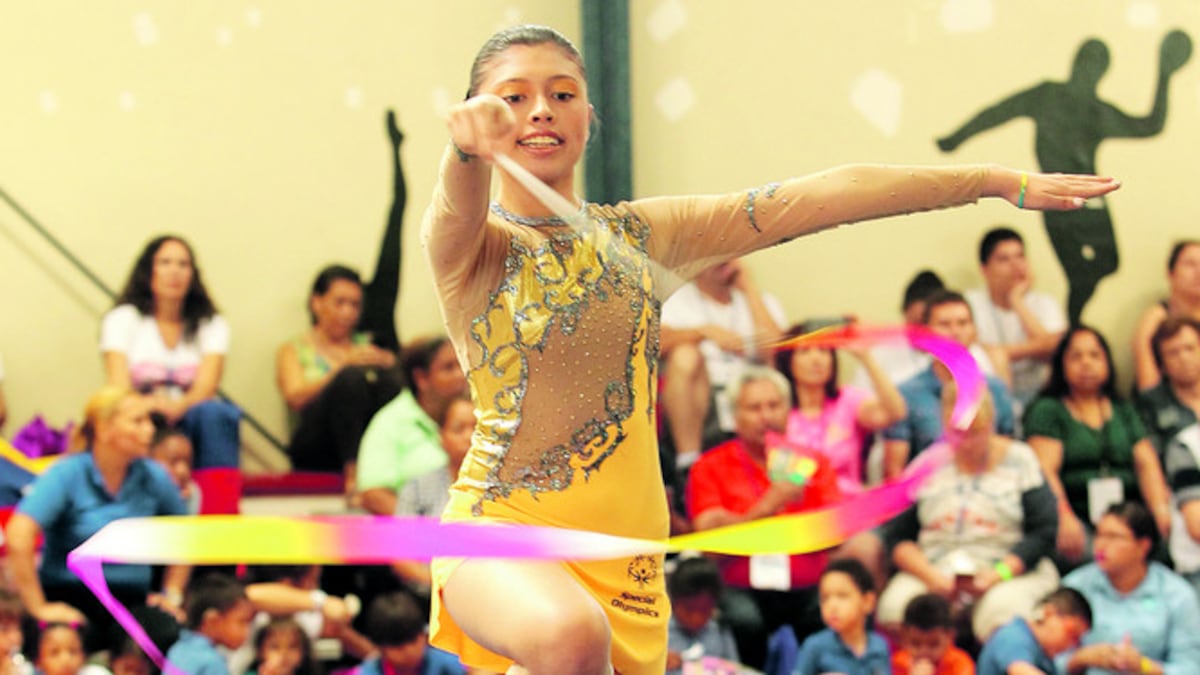 Daniela Vergara, de Colombia, aparece en uno de los ejercicios de la gimnasia rítmica que se disputó en el marco de los Juegos Latinoamericanos.