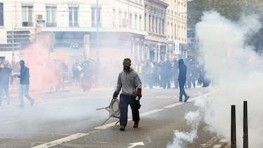Más de 130 arrestos en Francia donde miles de personas salen a las calles a protestar