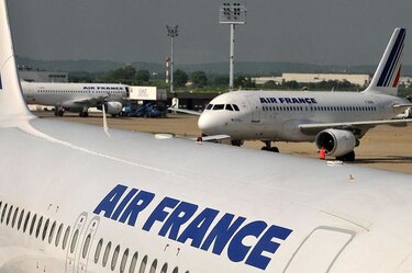 Una mujer esconde en su bolso a una niña haitiana en un vuelo de Air France