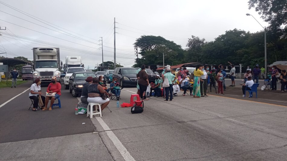 Afectados con el dietilenglicol despejan la vía Interamericana, en Divisa, y serán atendidos por el presidente