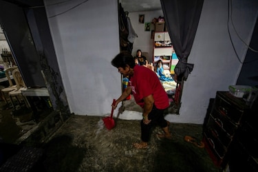 Filipinos luchan contra el aumento del nivel del mar en una isla en vías de desaparición