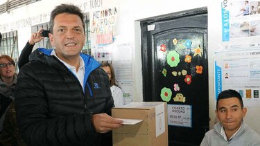 Candidatos a Presidencia argentina madrugan para votar e instan a participar