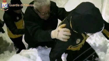 Recuperan más cuerpos tras alud en italia