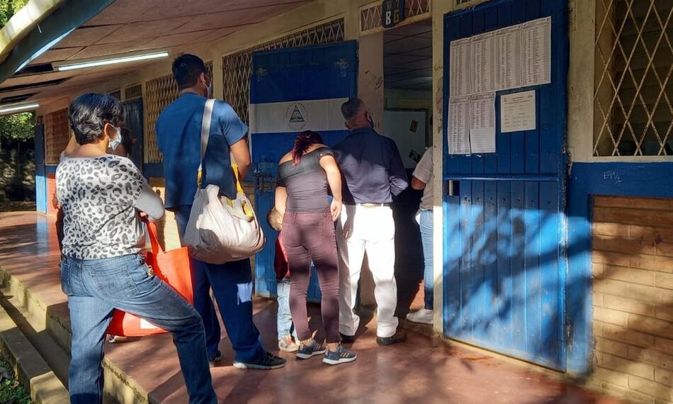 Nicaragüenses votan en unos comicios que aferran a Ortega al poder
