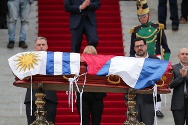 Tras dos emotivas jornadas, finaliza el velatorio de José Mujica
