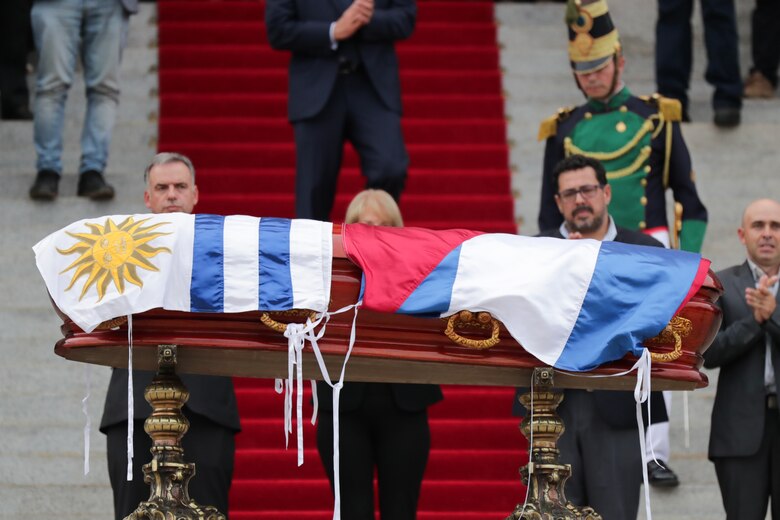 Tras dos emotivas jornadas, finaliza el velatorio de José Mujica