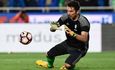 El inoxidable Buffon prolonga su contrato con Parma hasta 2024